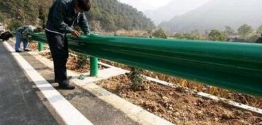 高速公路波形護(hù)欄板安裝展示