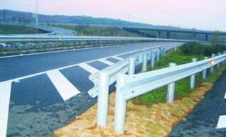 公路波形護(hù)欄