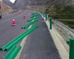 高速公路波形護(hù)欄板安裝