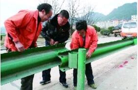 波形護(hù)欄板與立柱之間的鏈接