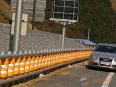 旋轉(zhuǎn)式防撞護(hù)欄