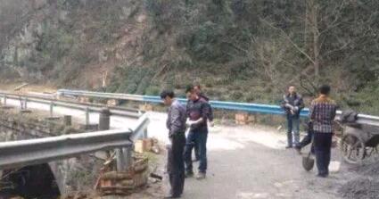 公路波形護(hù)欄安裝現(xiàn)場(chǎng)