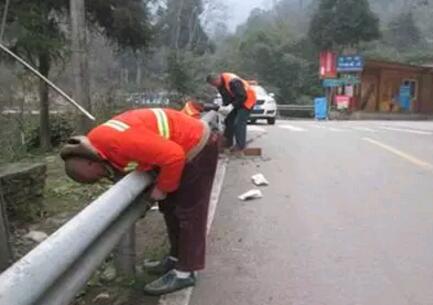 修復(fù)防撞波形護(hù)欄