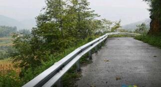 公路波形護(hù)欄