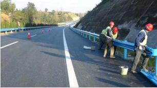 波形梁護欄施工