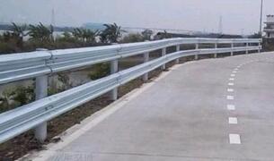 公路防撞護(hù)欄