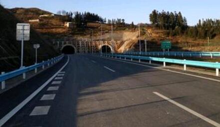 公路波形護(hù)欄