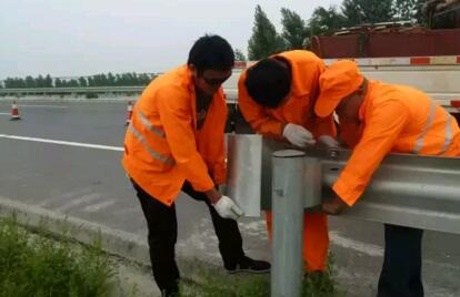 高速波形護(hù)欄板安裝處理