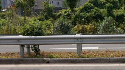 高速公路波形護欄安裝效圖