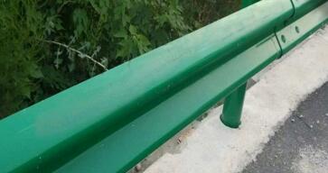 防撞波形梁護(hù)欄板安裝效果圖