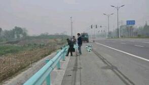 高速公路護(hù)欄板安裝