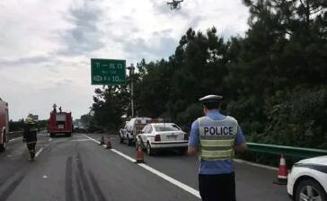 貨車沖出防撞護(hù)欄現(xiàn)場(chǎng)