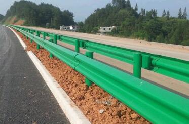 雨季波形護欄施工及解決方案