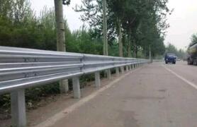 失控貨車夷平300多米高速護(hù)欄