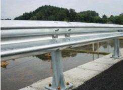 波形護(hù)欄板損壞