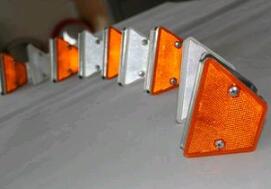 輪廓標(biāo)在波形護(hù)欄板上的作用詳解