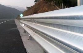 2016鍍鋅兩波形護(hù)欄,耐用也是一種美