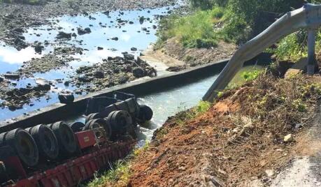 半掛車司機打瞌睡撞波形護(hù)欄釀事故