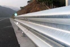 銀白色波形護(hù)欄板