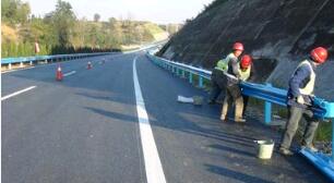 冬季波形護欄施工