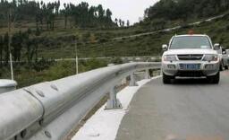 波形護欄板引路人走正確路