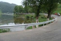 修復(fù)被撞壞的波形護(hù)欄