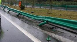 波形護(hù)欄被撞壞修復(fù)