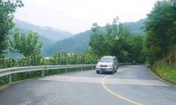 波形護(hù)欄板時(shí)刻保衛(wèi)人們出行安全