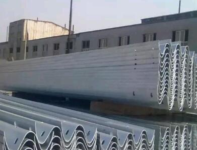 波形護(hù)欄板廠家解析護(hù)欄的外觀質(zhì)量