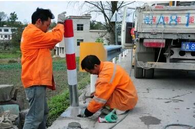 (工程人員設(shè)置安全警示樁施工現(xiàn)場)
