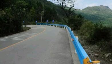 (急彎長坡處新增的波形梁護欄和導(dǎo)向標識)