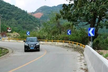 (急彎路段的水泥混凝土護欄和導(dǎo)向標識)