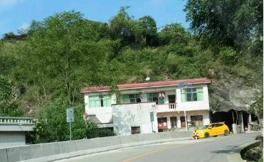 (急彎處增設(shè)堅固的水泥混凝土護欄)