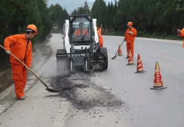 銑刨機銑刨路面擁包