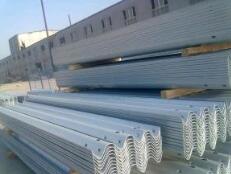 廠家淺述高速公路護欄板的強大守護力