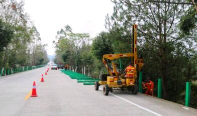 分析立柱對(duì)波形護(hù)欄板的防撞性能的重要性