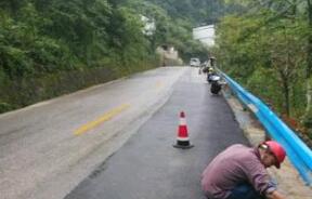 波形護欄用途廣施工現(xiàn)場記者探究竟