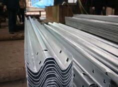 波形護欄板是高速公路必要的交通設施