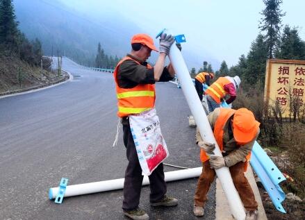 興青公路不合格波形護(hù)欄返工基本完成