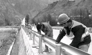 正在安裝波形護欄