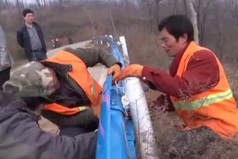 實施波形護欄防護工程 確保公路安全