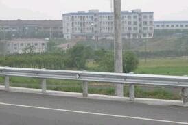 波形護(hù)欄高速公路