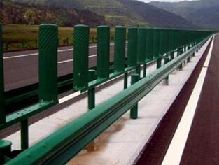 高速路上駕駛波形護(hù)欄的安全保障