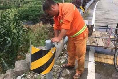 烈日維修波形護欄交通設施
