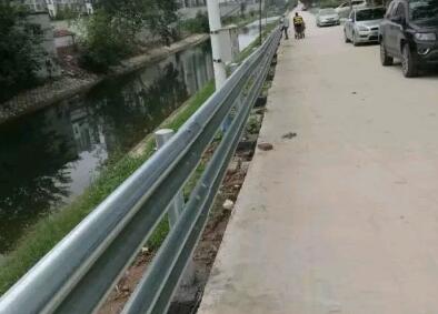 安裝波形防護(hù)欄