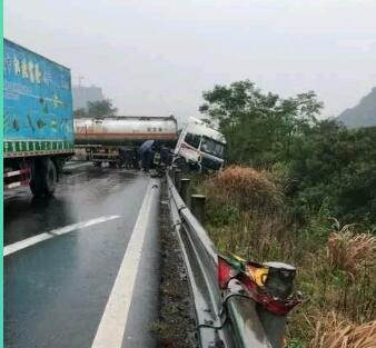 化品槽罐車撞波形護(hù)欄